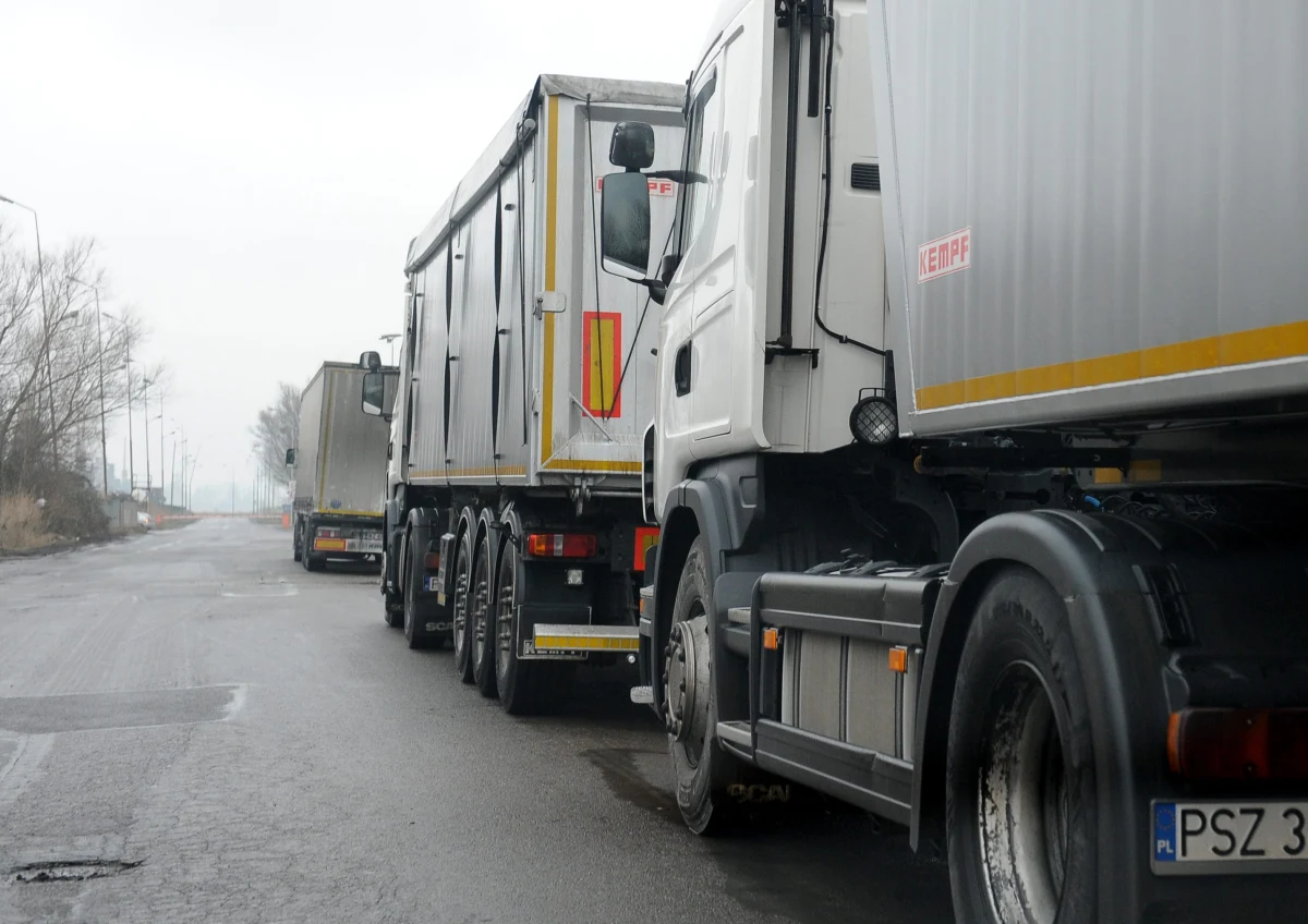 Mimo negatywnego stanowiska Komisji Europejskiej Francja nadal chce - wzorem Niemców – uderzyć w polskie firmy transportowe. Francuski rząd już po raz drugi przeforsował bez głosowania w Zgromadzeniu Narodowym pakiet reform, który zakłada m.in. wprowadzenie minimalnej płacy dla zagranicznych – w tym polskich – kierowców ciężarówek.