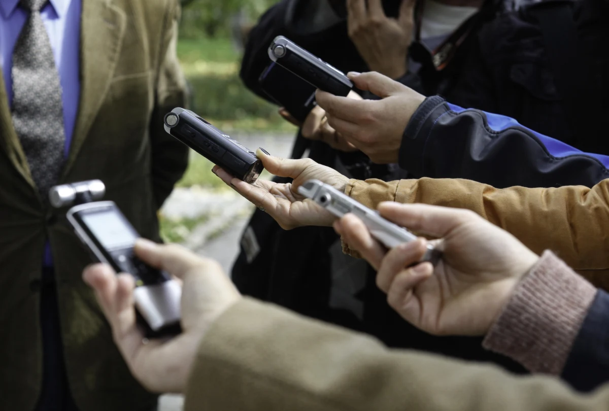 Gdy widzisz, że Twój znajomy dziennikarz czyta biografię innego dziennikarza to wiedz, że coś się dzieje. Nie musi to od razu znaczyć, że – cytując klasyka – szatan się nim interesuje. Trudno jednak oprzeć się wrażeniu, że taka sytuacja ma w sobie coś perwersyjnego. Zastanawiający jest zresztą także sam fakt, dlaczego w ogóle powstają biografie dziennikarzy. Przecież jesteśmy jak piekarze, stolarze, taksówkarze,  sprzątaczki i manicurzystki – robimy w usługach dla ludności. Lubimy się łechtać opowieściami o tym, jak ogromny stres, gigantyczna presja i monstrualna odpowiedzialność towarzyszą naszej pracy. Może i tak, ale co w takim razie ma o sobie powiedzieć pierwszy lepszy chirurg z powiatowego szpitala?