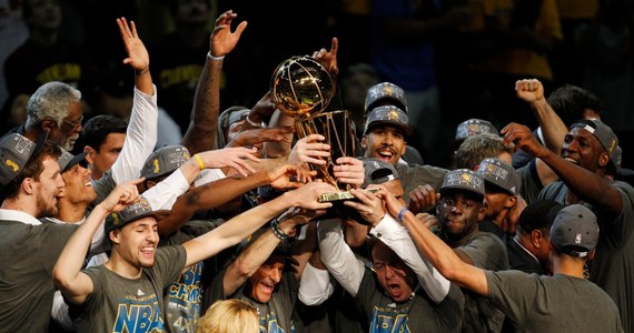 Koszykarze Golden State Warriors po raz czwarty w historii sięgnęli po mistrzostwo ligi NBA. W szóstym spotkaniu finałowym pokonali na wyjeździe Cleveland Cavaliers 105:97.