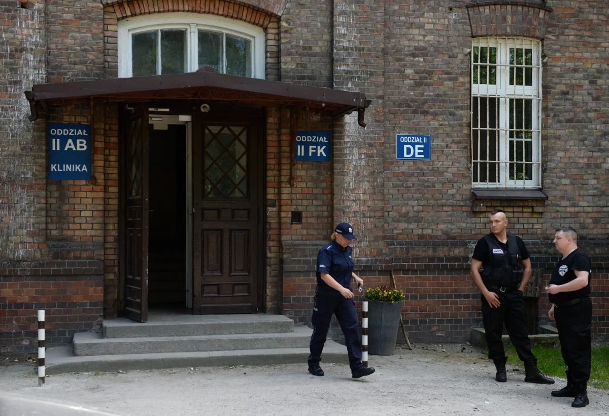 Potrzebne jest pilne wprowadzenie elektronicznych urządzeń przywołujących, dzięki którym personel będzie błyskawicznie informowany o incydentach w szpitalu - to wniosek z wewnętrznej kontroli przeprowadzonej w szpitalu psychiatrycznym w Tworkach pod Warszawą. Dwa tygodnie temu pacjent zamordował tam innego chorego.