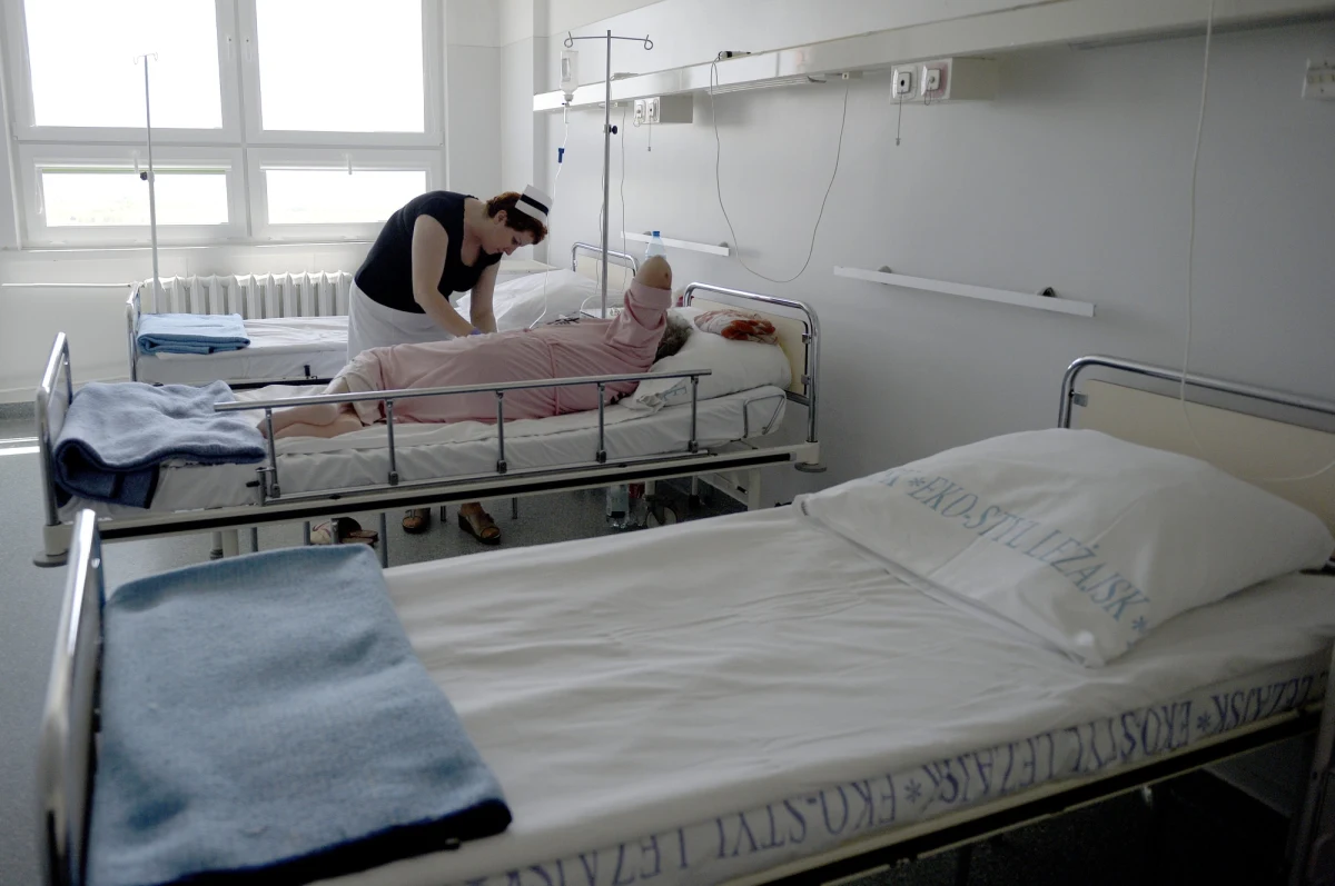 Dyrekcja szpitala w Wyszkowie nie zamierza ustąpić protestującym pielęgniarkom. "Strajk jest nielegalny" - mówi RMF FM Cecylia Domżała kierująca placówką. Kobiety domagają się podwyżek, a w poniedziałek odeszły od łóżek pacjentów. Twierdzą, że 25 pielęgniarek zostało zwolnionych dyscyplinarnie za udział w proteście. 