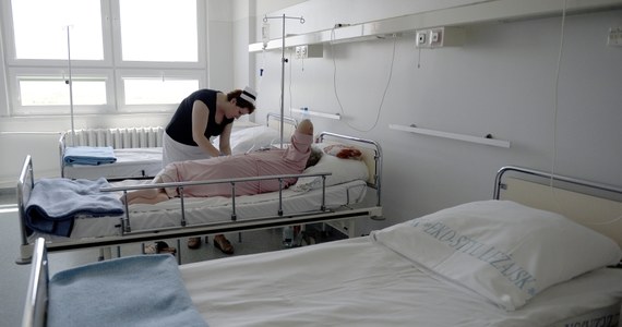 Dyrekcja szpitala w Wyszkowie nie zamierza ustąpić protestującym pielęgniarkom. "Strajk jest nielegalny" - mówi RMF FM Cecylia Domżała kierująca placówką. Kobiety domagają się podwyżek, a w poniedziałek odeszły od łóżek pacjentów. Twierdzą, że 25 pielęgniarek zostało zwolnionych dyscyplinarnie za udział w proteście. 