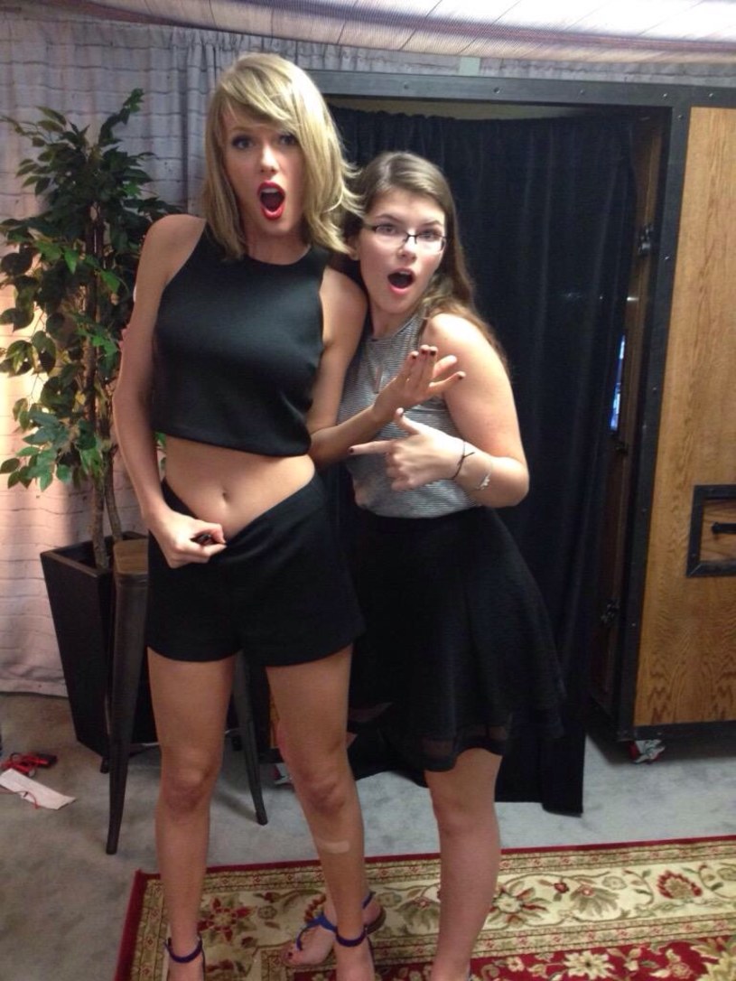 Zdjęcie Taylor Swift z fanką, na którym trzyma się za guzik od spodni i pokazuje pępek stało się nowym hitem sieci. 