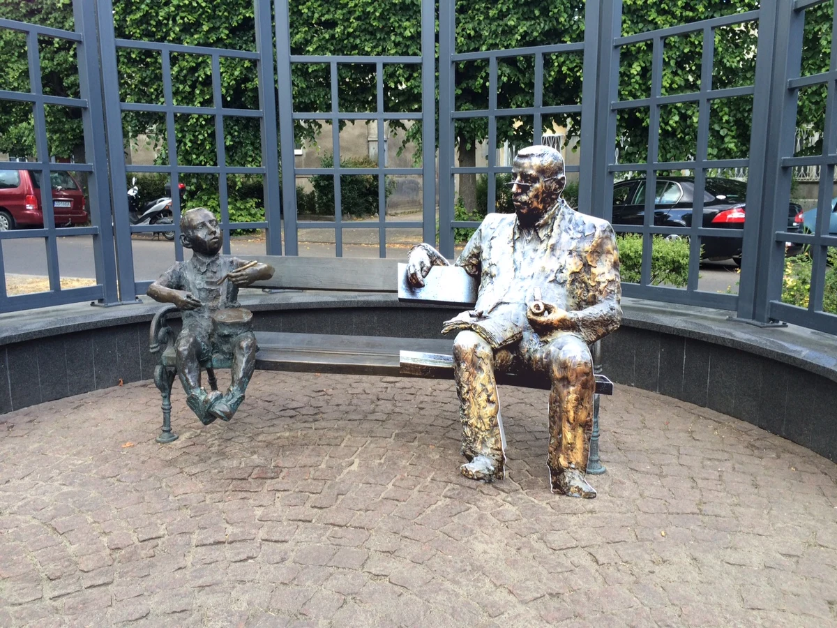 To będzie pierwszy na świecie pomnik Guntera Grassa. Zmarły w tym roku niemiecki noblista zasiądzie na ławeczce obok Oskara Matzeratha, bohatera swojej powieści "Blaszany bębenek". Ławeczka stoi w Gdańsku, rodzinnym mieście pisarza. 