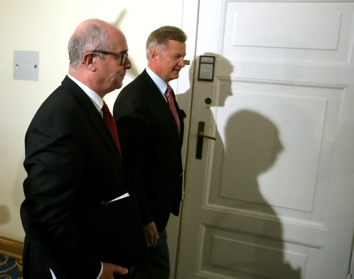 Około 90 osób zostało nagranych w aferze podsłuchowej - wynika z informacji przedstawionej przez prokuratora generalnego Andrzeja Seremeta posłom sejmowej speckomisji. Zarejestrowano ponad sto spotkań.