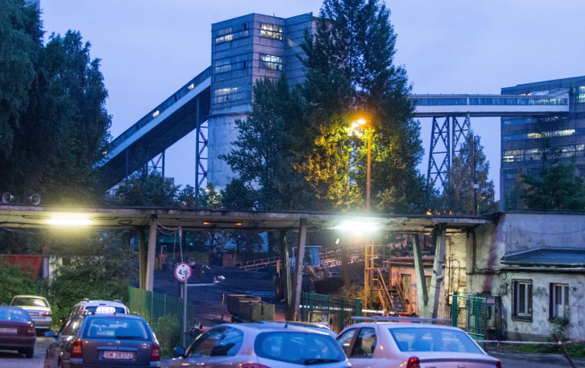 „Na początku uważałem, że to jedna z najtrudniejszych akcji, teraz wiem, że najtrudniejsza" – mówi ratownik górniczy Zenon Jerzyk o dwumiesięcznych poszukiwaniach dwóch górników w kopalni „Wujek Ruch Śląsk”. Mężczyźni zaginęli po wstrząsie 18 kwietnia. Dopiero za kilka dni możliwe będzie wyciągnięcie ich ciał na powierzchnię. 