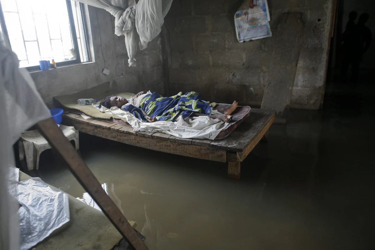 Około 70 osób zmarło, a ponad 80 zatruło się po wypiciu lokalnego ginu zwanego ogogoro. Jak przekazały lokalne władze, alkohol został wyprodukowany metodą chałupniczą z rafii - rodzaju palmy - i zawierał toksyczny metanol.