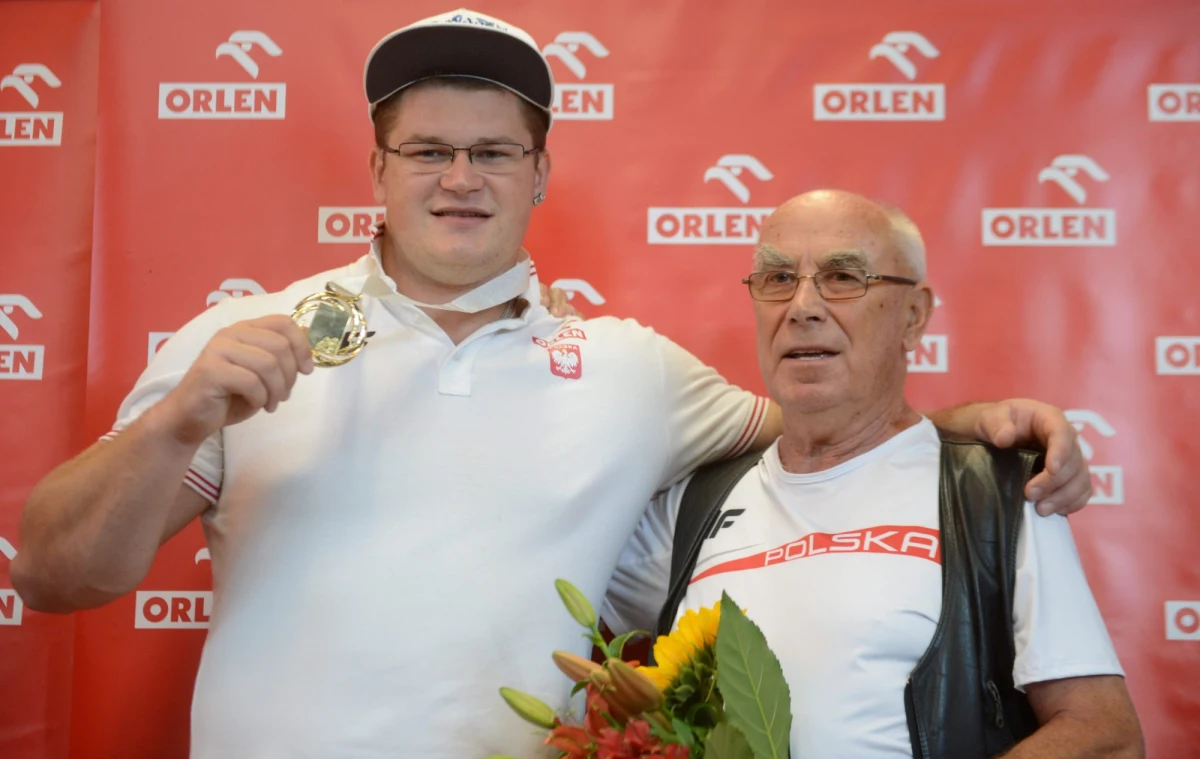 Wypadek podczas treningu Pawła Fajdka. Ponad siedmiokilogramowy młot, wyrzucony przez mistrza świata, uderzył trenera Czesława Cybulskiego. Do zdarzenia doszło podczas zajęć na boisku AZS w Poznaniu.