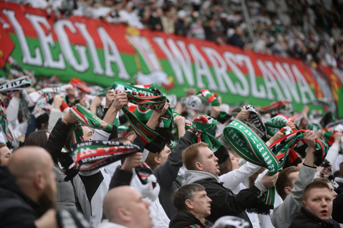 Legia Warszawa pokonała Lech Poznań 3:0 w pierwszym meczu finałowym Centralnej Ligi Juniorów. To rozgrywki piłkarzy do lat 18, a zwycięzca w nagrodę zagra w młodzieżowej Lidze Mistrzów. "To byłaby wisienka na torcie" - mówi RMF FM trener Legii Piotr Kobierecki.