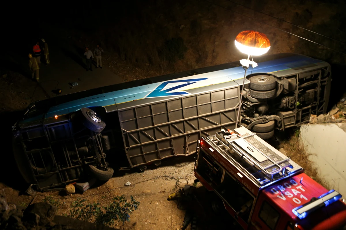 Do wypadku autokaru doszło w portugalskim Faro na drodze nr A22, znanej jako Via do Infante. Co najmniej trzy osoby zginęły, a 29 zostało rannych. Stan niektórych z nich określany jest jako ciężki, do szpitali byli transportowani śmigłowcami. 