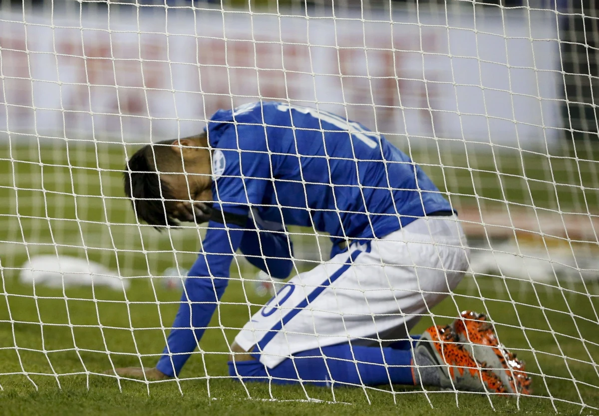 Brazylia przegrała z Kolumbią 0:1 w nocnym hicie piłkarskiego Copa America. Większym problemem od porażki może być jednak dla Canarinhos strata Neymara. Gwiazdor reprezentacji opuścił boisko z czerwoną kartką i nie zagra co najmniej w jednym spotkaniu.