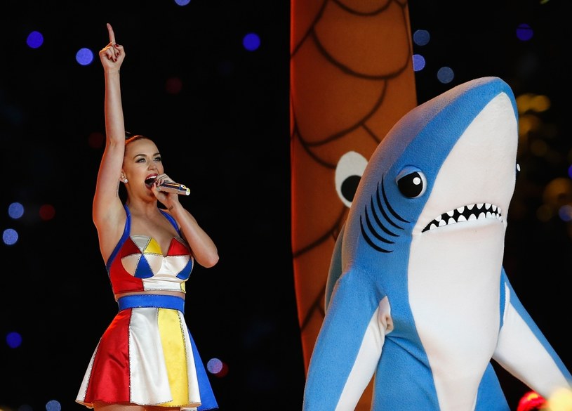 Irlandzki zespół Kodaline chciał użyć tancerzy w przebraniach rekinów podczas swojej trasy koncertowej po Stanach Zjednoczonych. Podobny pomysł wykorzystała Katy Perry podczas tegorocznego meczu o Super Bowl, więc zespół zmuszony był zmienić plany.