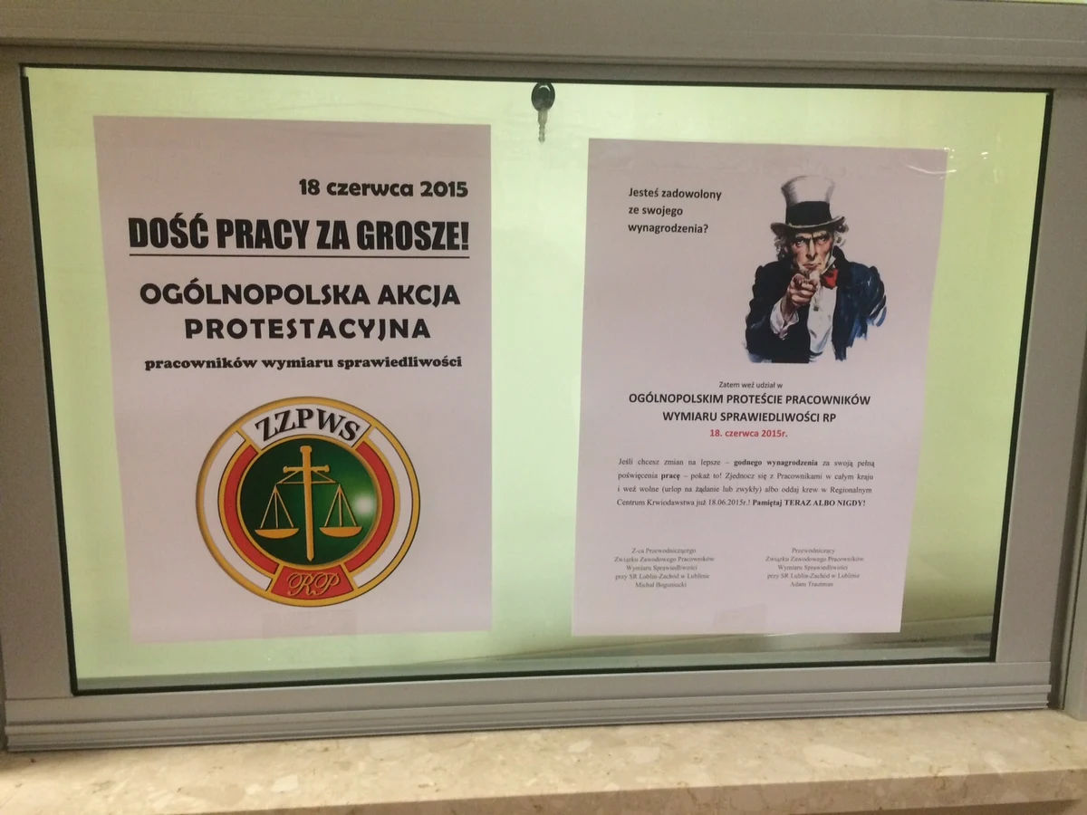 Czarne stroje, ograniczona obsługa - to protest pracowników sądowych. Nie obsługują dziś rozpraw, choć sędziowie nie strajkuje. Tak jest na przykład w sądzie rejonowym przy Wallenroda w Lublinie. Tarnowski sąd przełożył na inne terminy prawie 100 rozpraw. W Krakowie i Nowym Sączu sądy pracują normalnie.