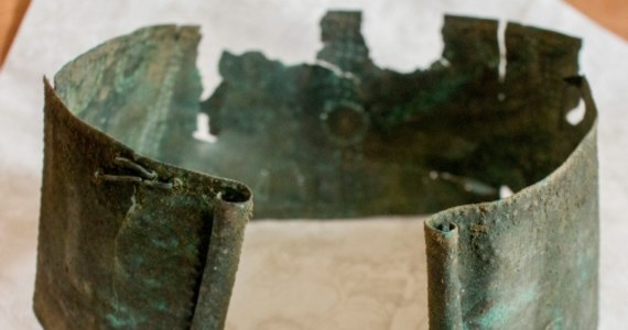 Ozdobny diadem z brązu znaleźli archeolodzy podczas wykopalisk w świętokrzyskiej miejscowości Brzegi, nieopodal Jędrzejowa. Specjaliści zakładają, że obiekt może stać się ważnym elementem kolekcji muzealnych. 