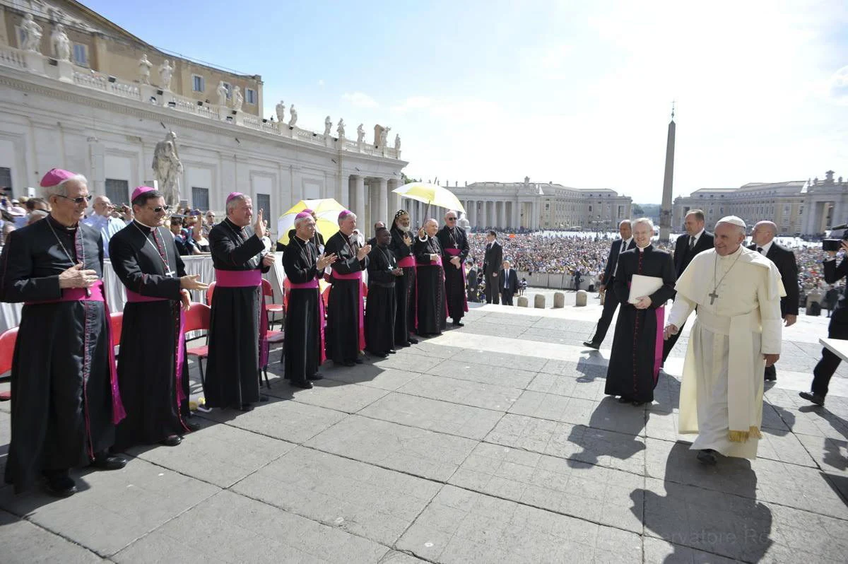 "Ziemia, nasza siostra, „protestuje z powodu zła, jakie jej wyrządzamy nieodpowiedzialnym wykorzystywaniem i rabunkową eksploatacją dóbr" - napisał papież Franciszek w encyklice 'Laudato si' (Pochwalony bądź), poświęconej - jak wyjaśnił - „trosce o wspólny dom”. W liczącym ponad 190 stron dokumencie zaapelował o „ekologiczne nawrócenie”.