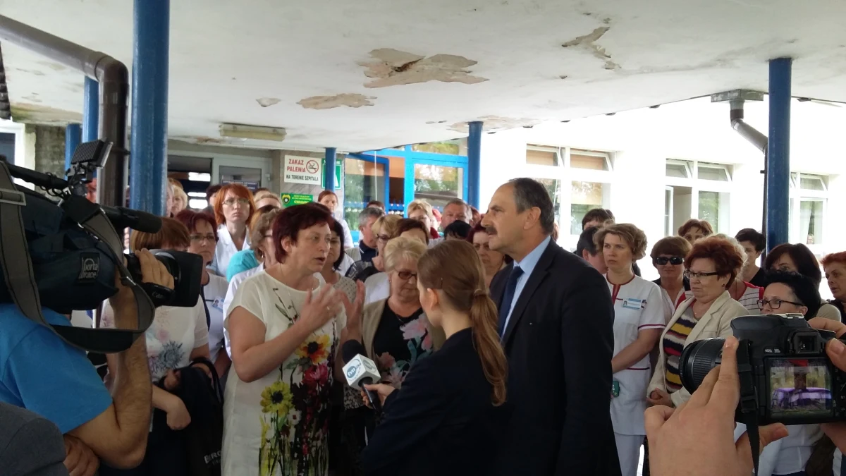 Wciąż nie ma porozumienia między domagającymi się podwyżek pielęgniarkami a dyrekcją szpitala w mazowieckim Wyszkowie. Zwołana w tej sprawie nadzwyczajna sesja rady powiatu zakończyła się fiaskiem. Protestujące pielęgniarki czują się lekceważone, bo szefowie placówki, w której pracują, nie chcą cofnąć wypowiedzeń z pracy dla ich koleżanek. 