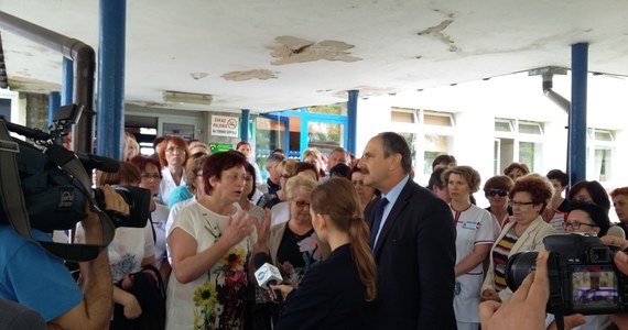 Wciąż nie ma porozumienia między domagającymi się podwyżek pielęgniarkami a dyrekcją szpitala w mazowieckim Wyszkowie. Zwołana w tej sprawie nadzwyczajna sesja rady powiatu zakończyła się fiaskiem. Protestujące pielęgniarki czują się lekceważone, bo szefowie placówki, w której pracują, nie chcą cofnąć wypowiedzeń z pracy dla ich koleżanek. 