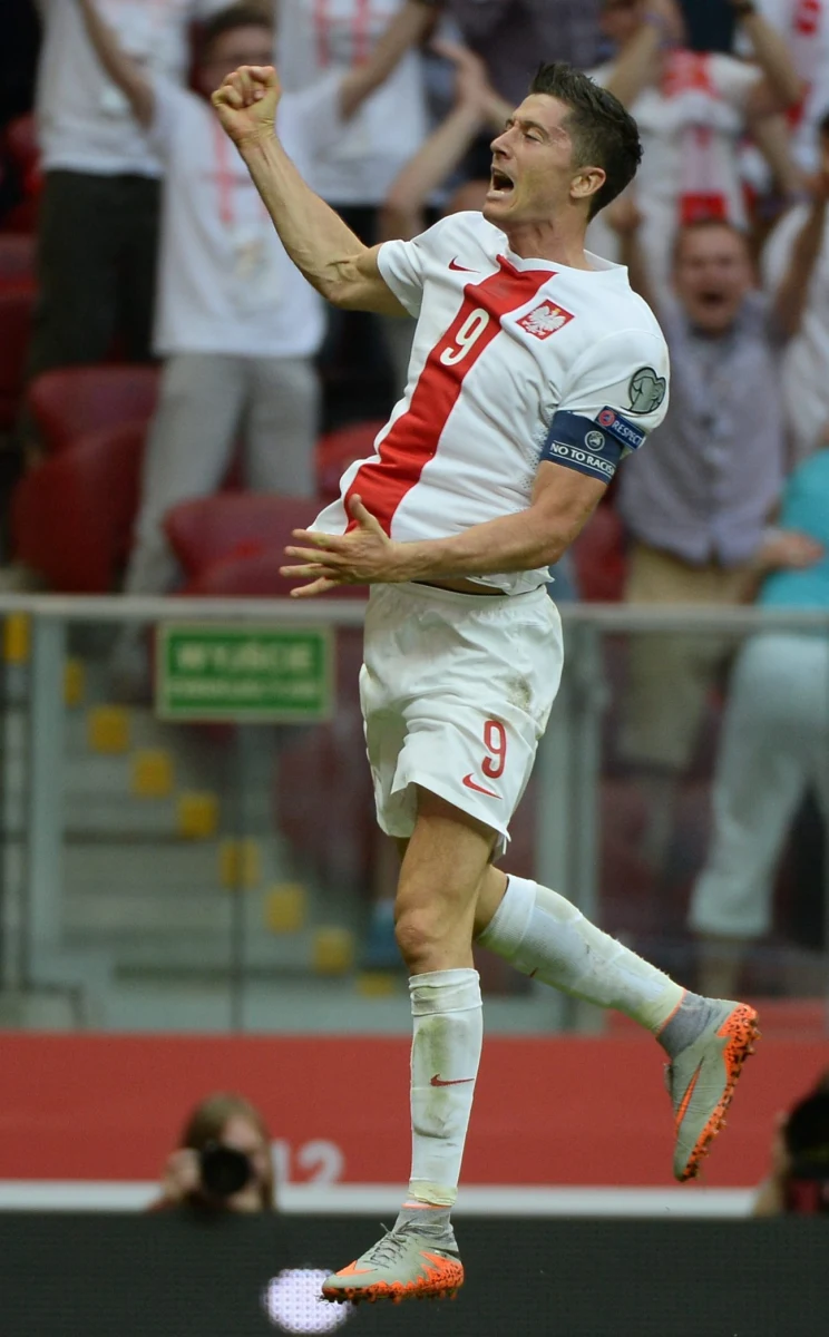 "Mam nadzieję, że w meczu z Niemcami wykonamy duży krok w stronę mistrzostw Europy" - mówi w specjalnej rozmowie z RMF FM Robert Lewandowski. Kapitan piłkarskiej reprezentacji Polski od razu dodaje jednak, że granica między sukcesem a porażką jest bardzo cienka, a przed reprezentacją jeszcze sporo ciężkiej pracy. Przed sobotnim finałem Coca-Cola Cup w Gdańsku ma też kilka porad dla młodych piłkarzy.