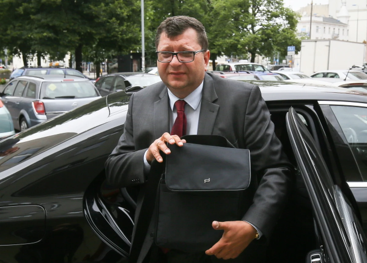 Kolejny zarzut upubliczniania akt śledztwa bez zgody prowadzącego postawiła stołeczna prokuratura okręgowa Zbigniewowi Stonodze. Biznesmen opublikował kolejne tomy akt ze śledztwa podsłuchowego.