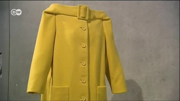 Kreacje Karla Lagerfelda są jak dzieła sztuki - dlatego Muzeum Sztuki w Bonn prezentuje wystawę poświęconą jednemu z najbardziej znanych dyktatorów mody. Wszystko zaczęło się od żółtego płaszczyka. 