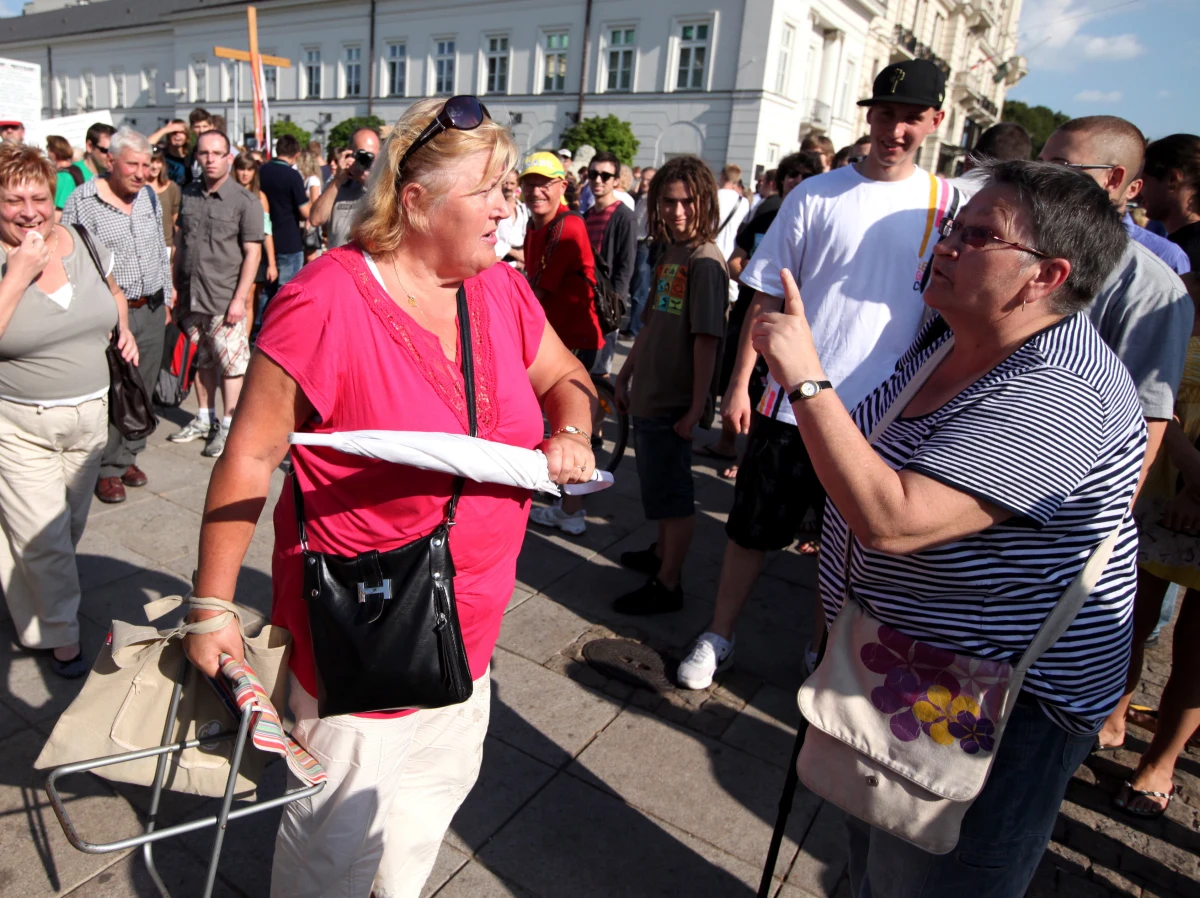 O tym, że Polacy chcą zmiany wie już dziś w naszym kraju każdy. Lista spraw, którą chcieliby zmienić jest jednak wciąż przedmiotem debaty. Jedna strona utrzymuje, że przede wszystkim chcieliby zmienić rząd. Druga, że chcieliby zmienić tylko sposób, w jaki rząd informuje o swoich nieustających sukcesach. Są szanse, że wybory parlamentarne pozwolą ustalić, kto ma rację, albo przynajmniej "czyja racja jest większa", ale to nie jest pewne. A nie jest pewne, bo brak nam języka, który potrafiłby rzeczywistość wystarczająco precyzyjnie opisać. 