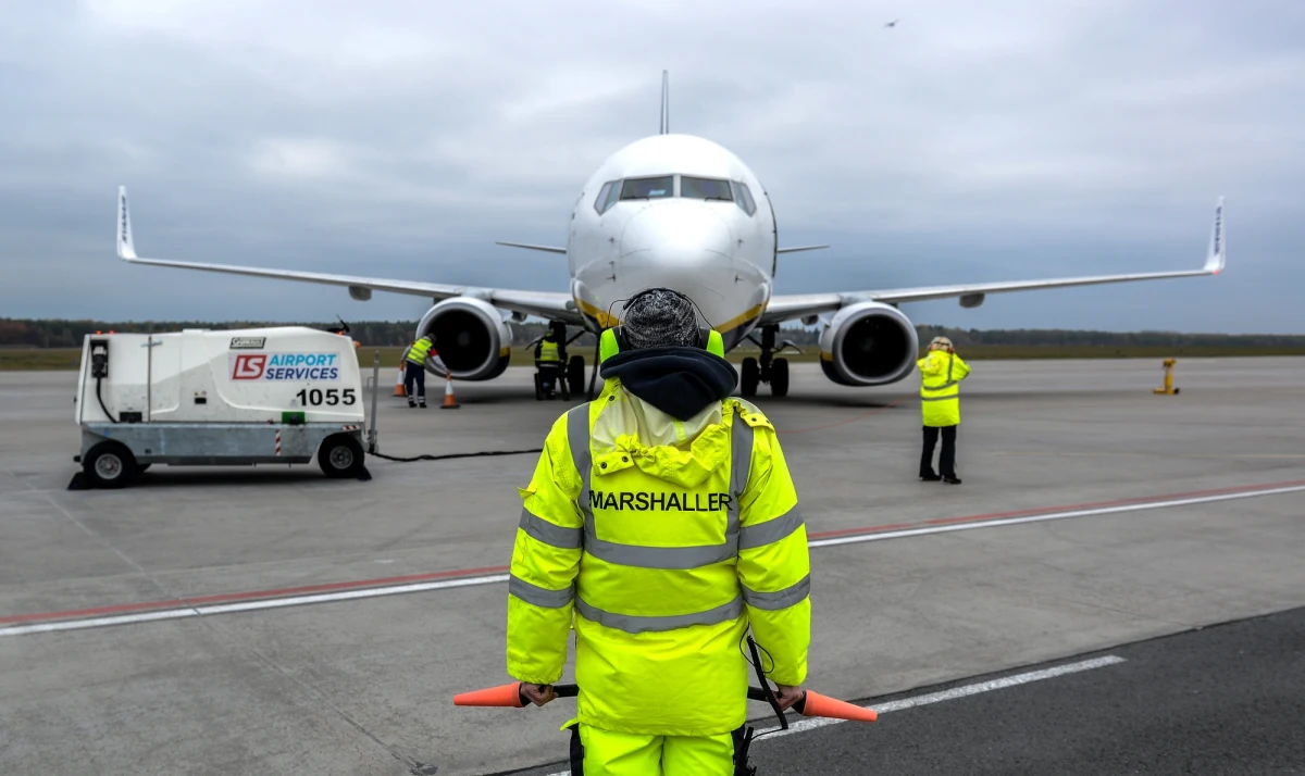 Presja czasu sprawiła, że inwestycja, port lotniczy w Modlinie, została źle przygotowana – takie wnioski płyną z raportu Najwyższej Izby Kontroli. Lotnisko uruchomiono w lipcu 2012 roku, ale już po kilku miesiącach, pod koniec grudnia trzeba było je zamknąć, żeby naprawić nawierzchnię pasa startowego. Samoloty powróciły na lotnisko dopiero we wrześniu 2013 roku. 