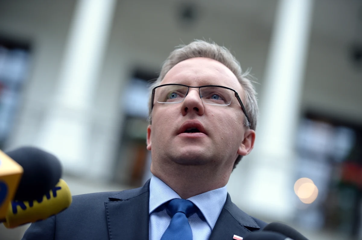 "Każdy rząd, który będzie działał źle, będzie przez prezydenta upominany" - mówi w Kontrwywiadzie RMF FM poseł PiS i współpracownik prezydenta elekta Krzysztof Szczerski. "Prezydent jest od tego, żeby dbać o państwo, a nie o partię" - dodaje. Zdaniem Szczerskiego, najważniejsza jest dymisja rządu Ewy Kopacz. "Każdy dzień jej rządu to nowe szkody dla Polski" - ocenia. Prof. Zembala? "Ktoś, kto jest tak arogancki wobec pracowników służby zdrowia, nie ma prawa być ministrem zdrowia" - odpowiada gość RMF FM. Dodaje, że nowo powołany minister powinien jak najszybciej podać się do dymisji. Krzysztof Szczerski zapowiada także, że we wtorek spotka się z ministrem Schetyną. "To będzie pierwsze spotkanie, żeby ustalić istotne elementy, które będą dotyczyły okresu przejściowego" - wyjaśnia.