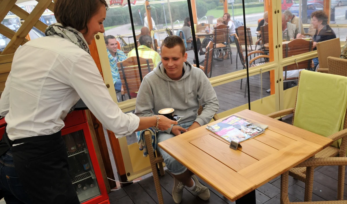 Czerwiec to początek wakacyjnego sezonu na pracę tymczasową. Wakacje wygenerują tysiące dodatkowych miejsc, szczególnie w branżach związanych z gastronomią, hotelarstwem, pracami biurowymi i rolnictwem. Czasami można zarobić nawet 14 zł za godzinę. Tak przynajmniej wynika z danych Work Service. 