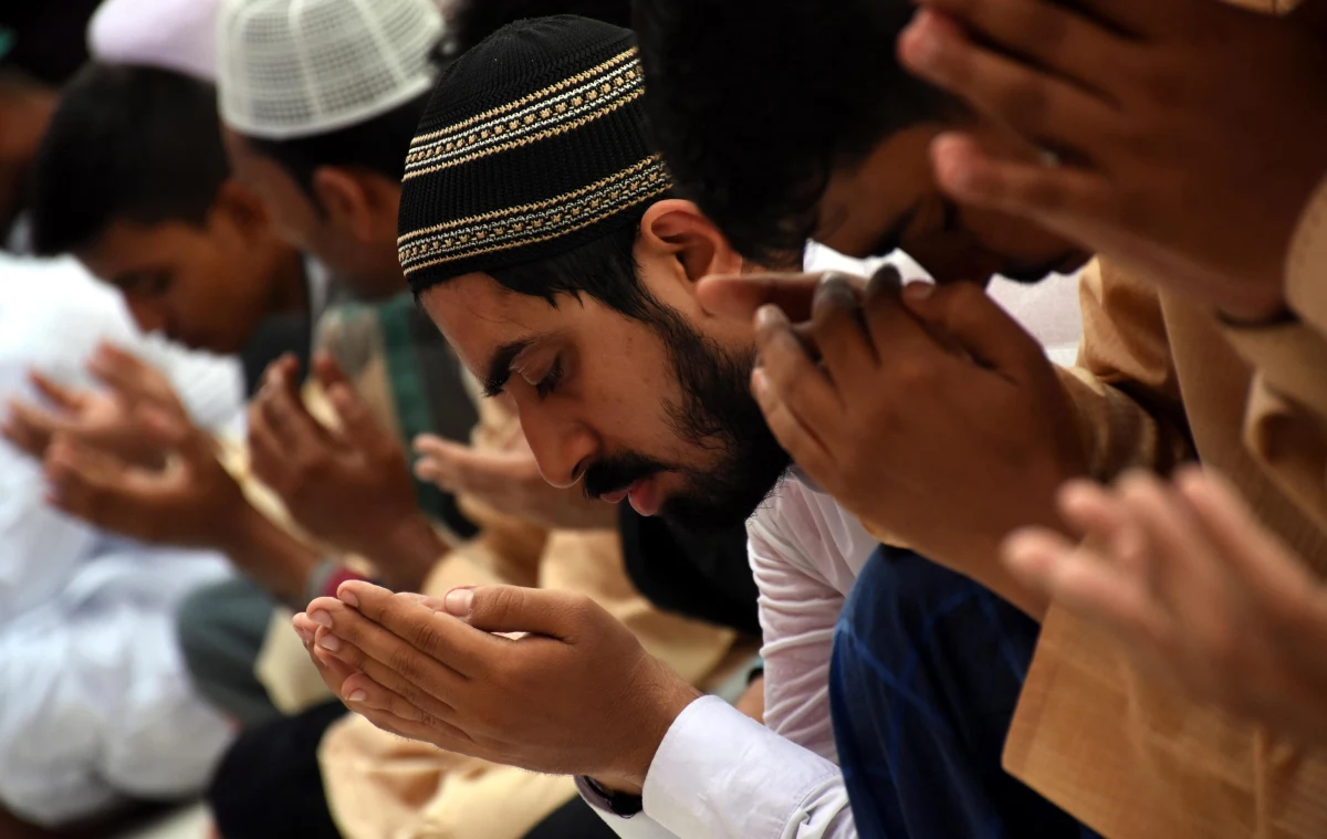 Premier Pakistanu Nawaz Sharif zawiesił wykonywanie kary śmierci na czas świętego dla muzułmanów miesiąca postu, ramadanu, który rozpoczął się dziś w większości regionów tego kraju. Według mediów od grudnia 2014 roku w Pakistanie stracono ponad 170 osób.