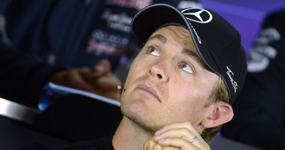 Niemcy Nico Rosberg z Mercedesa GP i Sebastian Vettel z Ferrari byli najszybsi na dwóch piątkowych treningach przed niedzielnym wyścigiem Formuły 1 o Grand Prix Austrii na Red Bull Ring w Spielbergu. Pierwszy trening wygrał Rosberg, zwycięzca wyścigu w 2014 roku uzyskując czas 1.10,401. Wicemistrz świata wyprzedził partnera z teamu, lidera cyklu Brytyjczyka Lewisa Hamiltona - 1.10,709 i Fina Kimiego Raikkonena z Ferrari - 1.11,028. Czwarty czas miał Fin Valtteri Bottas z Williamsa - 1.11,452.