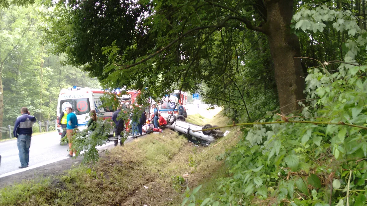 ​Groźny wypadek na zakopiance w pobliżu miejscowości Krzeczów. Na trasie dachował samochód. Jedna osoba została ranna. Zdjęcia z wypadku dostaliśmy na Gorącą Linię RMF FM.