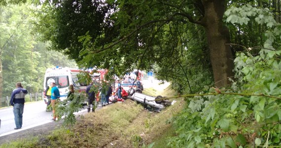 ​Groźny wypadek na zakopiance w pobliżu miejscowości Krzeczów. Na trasie dachował samochód. Jedna osoba została ranna. Zdjęcia z wypadku dostaliśmy na Gorącą Linię RMF FM.
