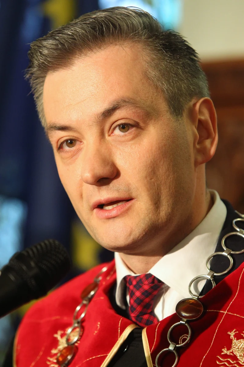 Prezydent Słupska Robert Biedroń zwrócił się w liście do premier Ewy Kopacz z prośbą o bezzwrotną pomoc finansową. Powodem takiego kroku jest wyrok sądu arbitrażowego, który orzekł, że miasto ma oddać firmie, która budowała w Słupsku aquapark ok. 24,5 mln zł.