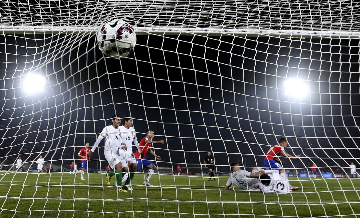 Chilijczycy, gospodarze piłkarskich mistrzostw Ameryki Południowej, rozgromili Boliwię 5:0 w trzecim meczu grupy A Copa America i awansowali do ćwierćfinałów z pierwszego miejsca. Ich rywale zajęli drugą lokatę, a trzeci jest Ekwador, który pokonał Meksyk 2:1.