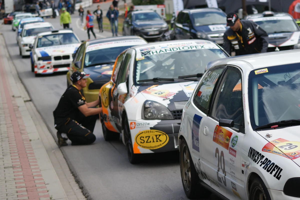 Tomasz Myszkier najszybszy w pierwszym dniu wyścigu górskiego w małopolskiej Limanowej. To na razie nieoficjalne wyniki. Uzyskał on najlepszy czas podczas dwóch podjazdów na Przełęcz pod Ostrą. Trasa liczyła 5,5 kilometra