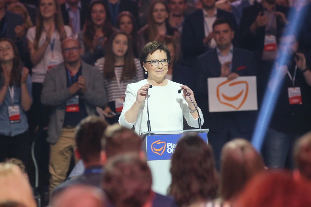 "Wzywam pana do debaty, bo chcę rozmawiać o najważniejszych sprawach Polski" - zwróciła się premier Ewa Kopacz do Jarosława Kaczyńskiego podczas konwencji PO. Zapewniła, że jest też gotowa rozmawiać z kandydatką PiS na premiera Beatą Szydło. Dodała również: "Nie zmieni Polski ten, kto jej nie akceptuje, ten kto uważa, że wszystko w tym kraju jest źle". Kopacz podkreśliła, że PO nigdy nie będzie "obiecywać rzeczy niemożliwych tylko po to, żeby dostać głosy w wyborach". 