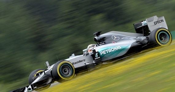 Brytyjczyk Lewis Hamilton (Mercedes GP) po raz 45. zdobył w sobotę pole position, wygrywając kwalifikacje do Grand Prix Austrii Formuły 1, dzięki czemu zrównał się z trzecim w tej klasyfikacji Niemcem Sebastianem Vettelem.