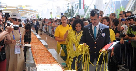 1595 metrów i 45 centymetrów ma najdłuższa pizza na świecie, upieczona na wystawie Expo w Mediolanie i wpisana do Księgi rekordów Guinnessa. Wypiek o wadze 5 ton wykonano w głównej alei ekspozycji, przy której stoją pawilony poszczególnych krajów.