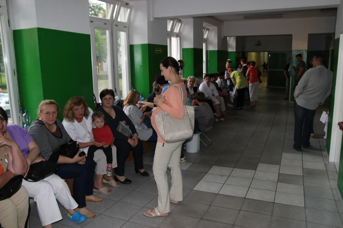 "Minister przyjechał nieprzygotowany do rozmów" - usłyszał nasz reporter od pielęgniarek ze szpitala w Wyszkowie. W negocjacjach z protestującymi uczestniczy szef resortu zdrowia Marian Zembala. Po północy dołączył do niego też burmistrz Wyszkowa Grzegorz Nowosielski. Rozmowy trwają już kilkanaście godzin. Ich duża część odbywa się wieczorem i w nocy. - Chcemy iść do domu - mówią pielęgniarki, które od kilkudziesięciu godzin nie wychodzą ze szpitala. 