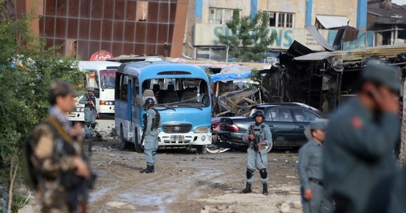 Co najmniej 14 osób zabiła bomba podłożona przy drodze w prowincji Helmand, na południu Afganistanu - informują miejscowe władze. Ofiary to członkowie rodziny, powracającej mikrobusem do domu, z którego kilka dni wcześniej uciekli przed walkami.