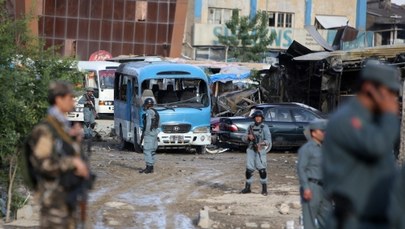 Podłożona przy drodze bomba zabiła kilkunastu cywilów