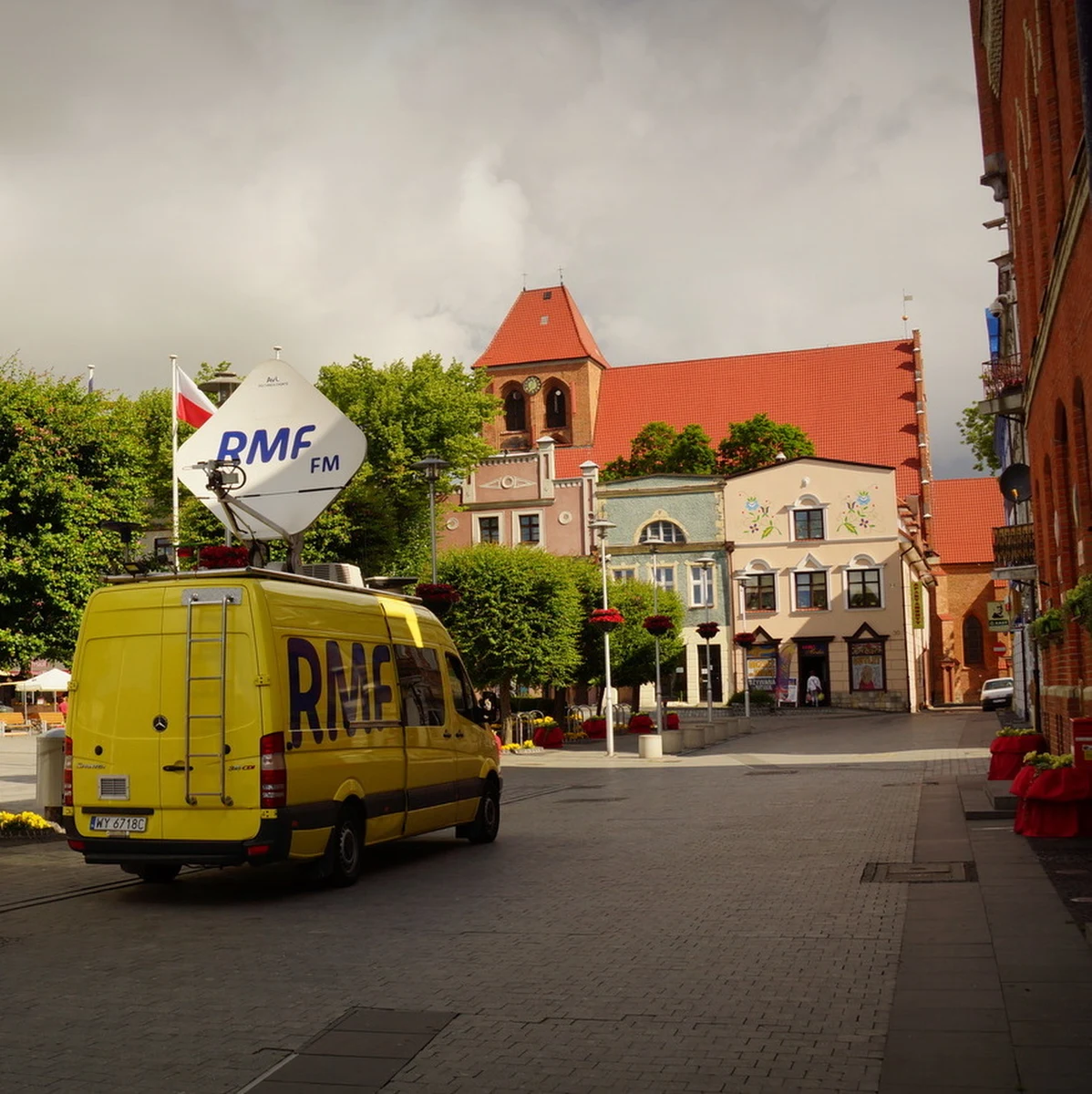 Wraz z wakacjami wraca wielka radiowo-telewizyjna akcja Twoje Miasto w RMF FM i TVP Info! W każdą sobotę dziennikarze RMF FM i TVP Info odwiedzą jedno z polskich miast. Wybierzemy je spośród z Waszych propozycji! Wspólnie stworzymy informacyjny projekt multimedialny o największej w kraju skali. Na antenach radia i telewizji odkryjemy dla Was ciekawostki i atrakcje polskich miast. Spotkamy się z ich mieszkańcami, by lepiej ich poznać. W każdym z miast powstanie nasze wakacyjne studio satelitarne, w którym można będzie z bliska przyjrzeć się pracy naszych dziennikarzy. 