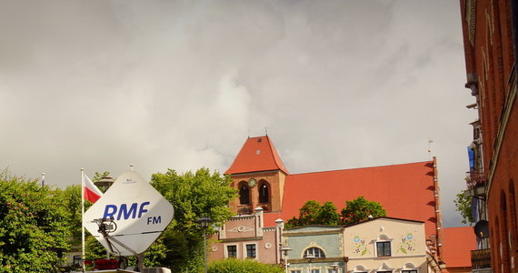 Wraz z wakacjami wraca wielka radiowo-telewizyjna akcja Twoje Miasto w RMF FM i TVP Info! W każdą sobotę dziennikarze RMF FM i TVP Info odwiedzą jedno z polskich miast. Wybierzemy je spośród z Waszych propozycji! Wspólnie stworzymy informacyjny projekt multimedialny o największej w kraju skali. Na antenach radia i telewizji odkryjemy dla Was ciekawostki i atrakcje polskich miast. Spotkamy się z ich mieszkańcami, by lepiej ich poznać. W każdym z miast powstanie nasze wakacyjne studio satelitarne, w którym można będzie z bliska przyjrzeć się pracy naszych dziennikarzy. 