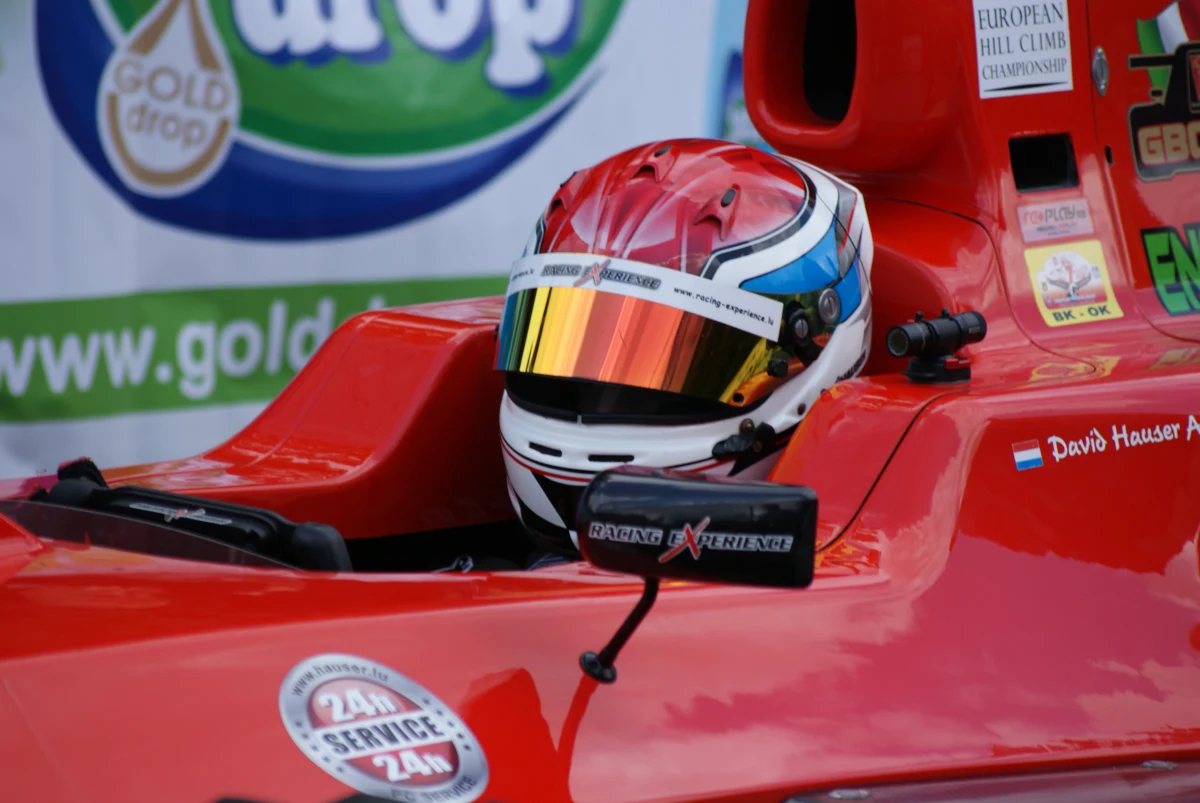 Czech Milos Benes był najszybszy na trasach Wyścigu Górskiego Limanowa 2015. Najlepszy z Polaków Andrzej Szepieniec zajął trzecie miejsce. To jedna z najważniejszych tego typu imprez. Jest eliminacją Mistrzostw Europy FIA w Wyścigach Górskich, a ponadto podczas imprezy rozgrywana jest także 5. i 6. runda Górskich Samochodowych Mistrzostw Polski. Na starcie stanęło 72 kierowców.