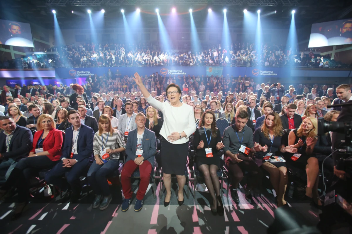 "Wzywam pana, panie prezesie, do debaty jako szefa największej partii opozycyjnej (…). Jeśli pan wyśle na tę debatę panią Beatę Szydło - oczywiście też będę rozmawiała. Gdybyście nie mogli się dogadać, kto ma przyjść - przyjdźcie obydwoje. Ja będę z wami rozmawiać" - z takim apelem zwróciła się w sobotę do Jarosława Kaczyńskiego premier Ewa Kopacz. Już w niedzielę stało się jednak jasne, że debata szefowej rządu z szefem największej partii opozycyjnej jest mało prawdopodobna. PiS przekonuje, że rozmawiać powinny kandydatki na premiera. PO odpowiada, że to "chowanie" Kaczyńskiego. W tej sytuacji pytamy Was, jaką debatę Wy chcielibyście zobaczyć? Zagłosujcie w sondzie, skomentujcie pod artykułem!