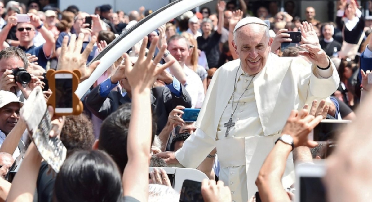 “Żyć, a nie wegetować” - taką radę dał młodzieży papież Franciszek podczas niedzielnego spotkania w Turynie. „Pozwolę sobie mówić otwarcie. Nie chcę zachowywać się jak moralista, ale chciałbym powiedzieć słowo, które się nie podoba, słowo niepopularne, ale także papież powinien ryzykować i powiedzieć prawdę. A więc mówię wam: bądźcie niewinni” - dodał.