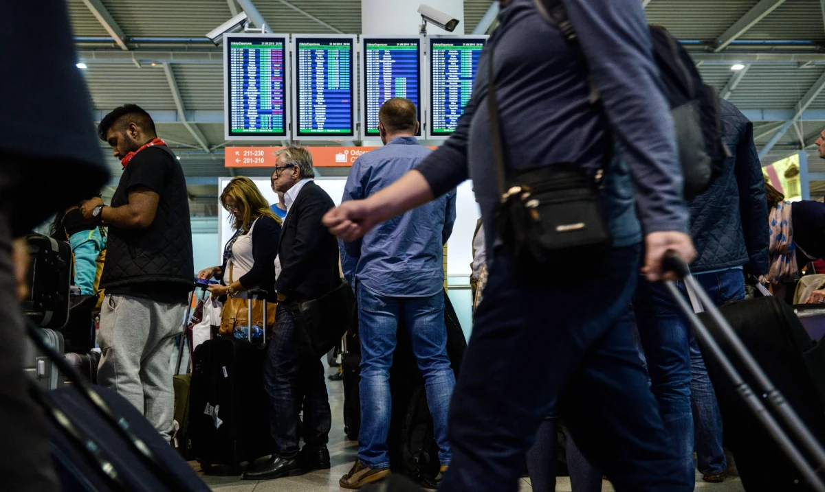 Samoloty LOT-u startują o poranku bez większych utrudnień i opóźnień. W niedzielę na kilka godzin atak hakerski sparaliżował system planowania lotów narodowego przewoźnika. Odwołano 10 lotów, ponad tysiąc pasażerów musiało przełożyć albo odwołać podróż.