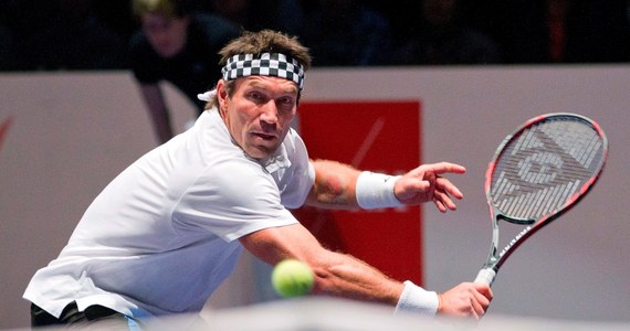 "Biały strój każdego roku, to staromodny pomysł" - mówi australijski tenisista Pat Cash na tydzień przed rozpoczęciem trzeciego w tym roku wielkoszlemowego turnieju tenisowego. Cash, który wygrał Wimbledon w 1987 roku twierdzi, że londyński turniej powinien być bardziej kolorowy.