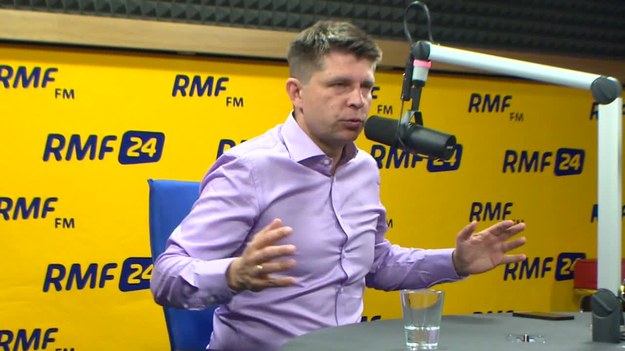 „Mamy dzisiaj wybór pomiędzy premierem zarządzanym z Brukseli, Kopacz, lub premierem zarządzanym z Żoliborza” - mówi w Kontrwywiadzie RMF FM lider NowoczesnaPL Ryszard Petru. „Premier nic nowego nie zaproponowała. Nie dajmy się zwieść. Nie uda się poprawić błędów, które były popełniane” - ocenia sobotnią konwencję. Zdaniem Petru „PiS zaproponował wariant grecki: lekką ręką rozdawnictwo na paręset miliardów złotych”. „To jest sposób, żeby dojść do sytuacji prawie bankructwa” - komentuje.