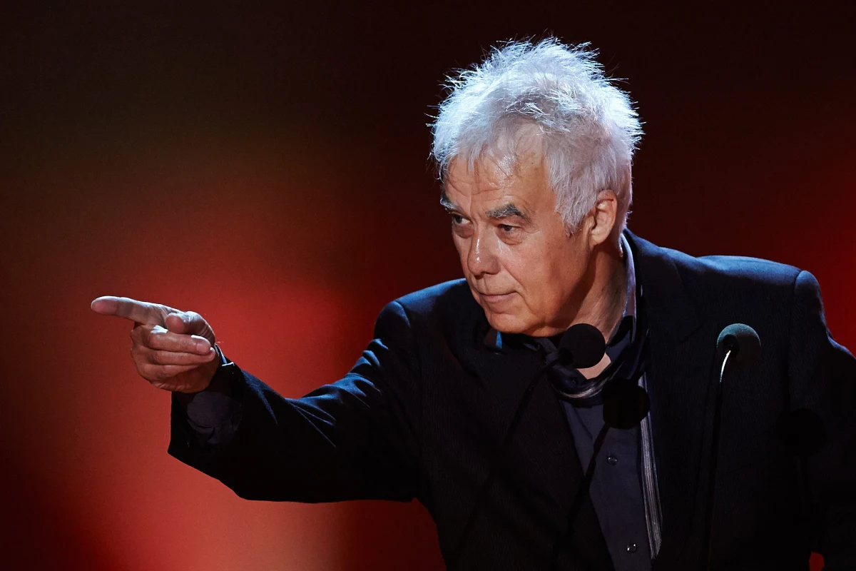 "Jan Kanty Osobny" to wydana właśnie książka o Janie Kantym Pawluśkiewiczu. Kompozytorze wielkich przebojów, twórcy poematów symfonicznych, musicali i oper, artysty związanego z Piwnicą pod Baranami i Teatrem STU, założycielem legendarnego zespołu Anawa, w którym występował razem z Markiem Grechutą i Zbigniewem Wodeckim. Twórcą muzyki teatralnej i filmowej – w tym nagrodzonej ostatnio muzyki do filmu "Papusza".